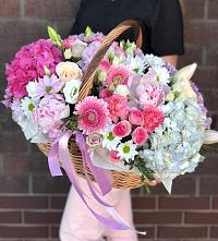 Цветочная композиция из Розы, Хризантемы, Пионы и Лизиантусы в корзине в Краснозаводске
