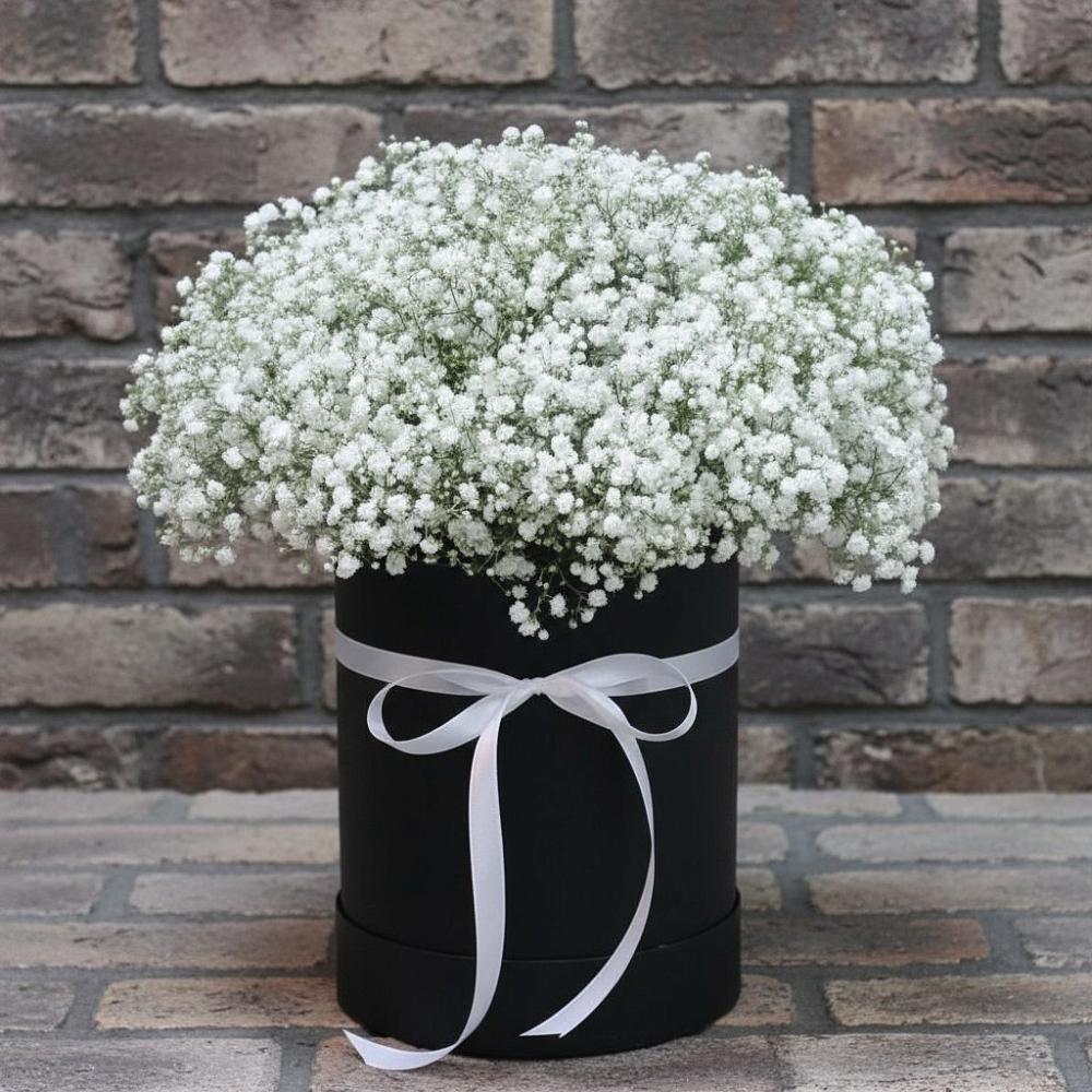 Цветочная композиция из Гипсофила в шляпной коробке в Краснозаводске