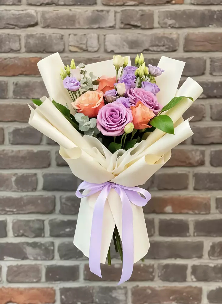 Букет цветов из: Лизиантусы и Розы в Краснозаводске