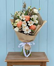 Букет цветов из:  Альстромерии, Лизиантусы, Розы и Хризантемы в Краснозаводске