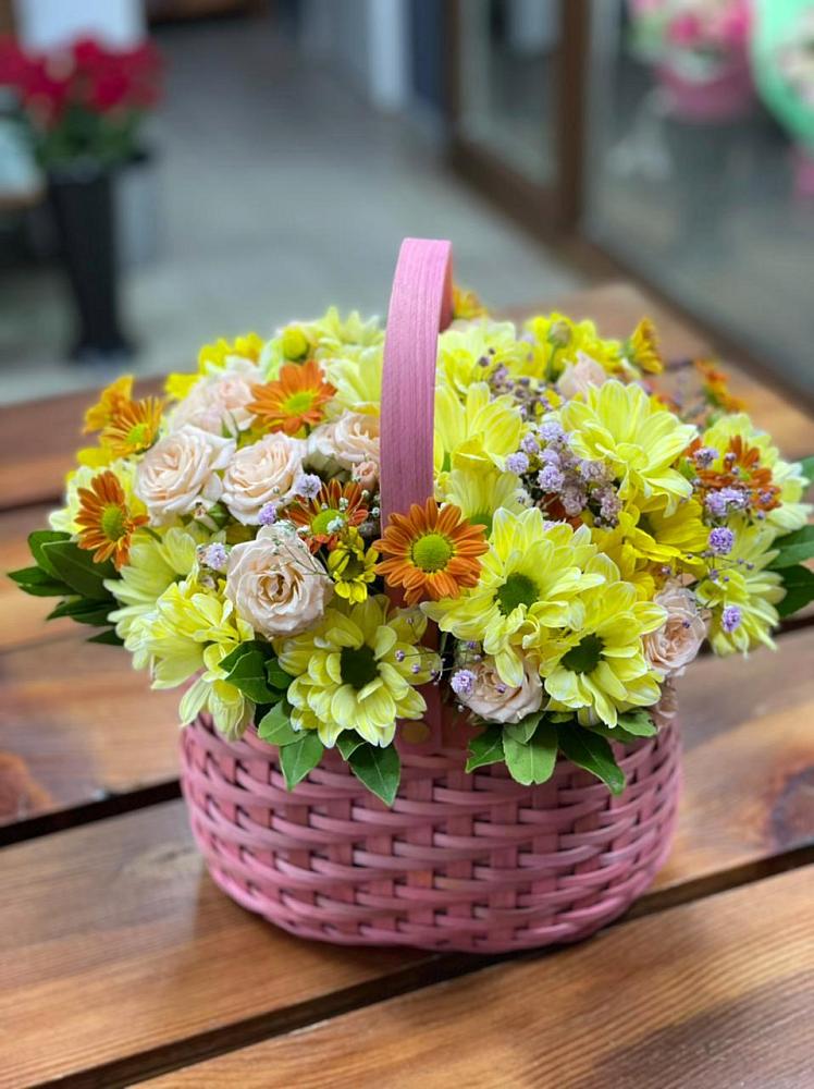 Цветочная композиция из Хризантемы и Розы в корзине в Краснозаводске