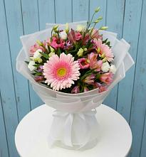 Букет цветов из:  Герберы, Альстромерии и Лизиантусы в Краснозаводске