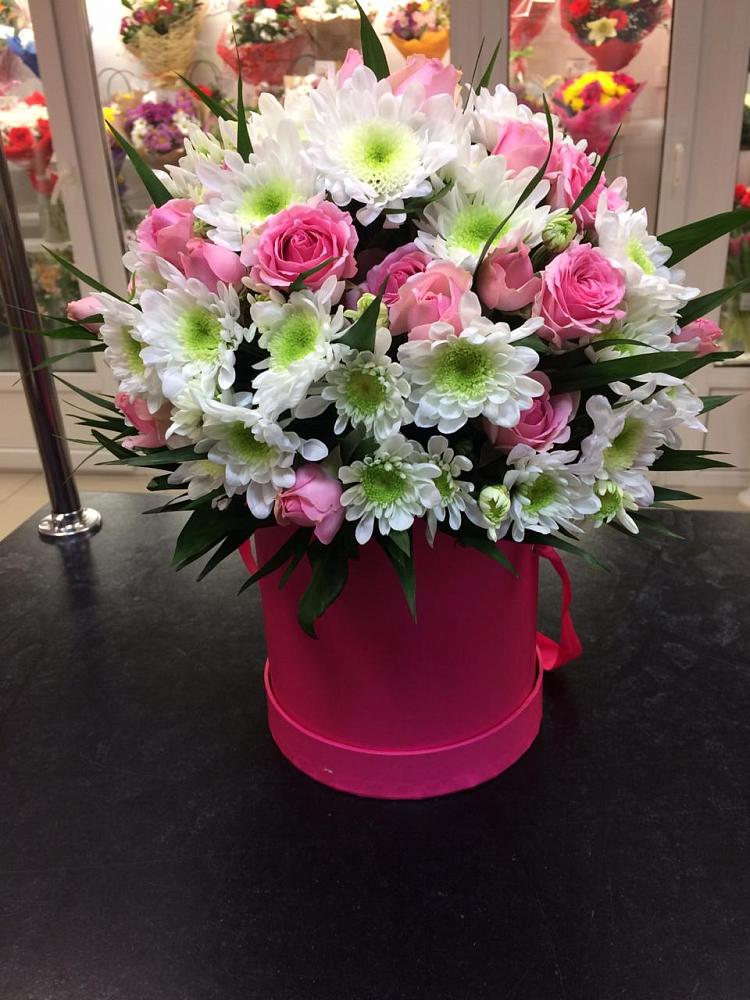 Цветочная композиция из Розы и Хризантемы в шляпной коробке в Краснозаводске