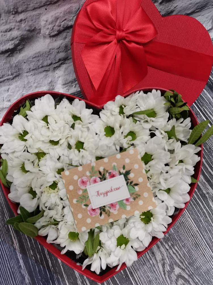 Цветочная композиция из Хризантемы в виде сердца в Краснозаводске